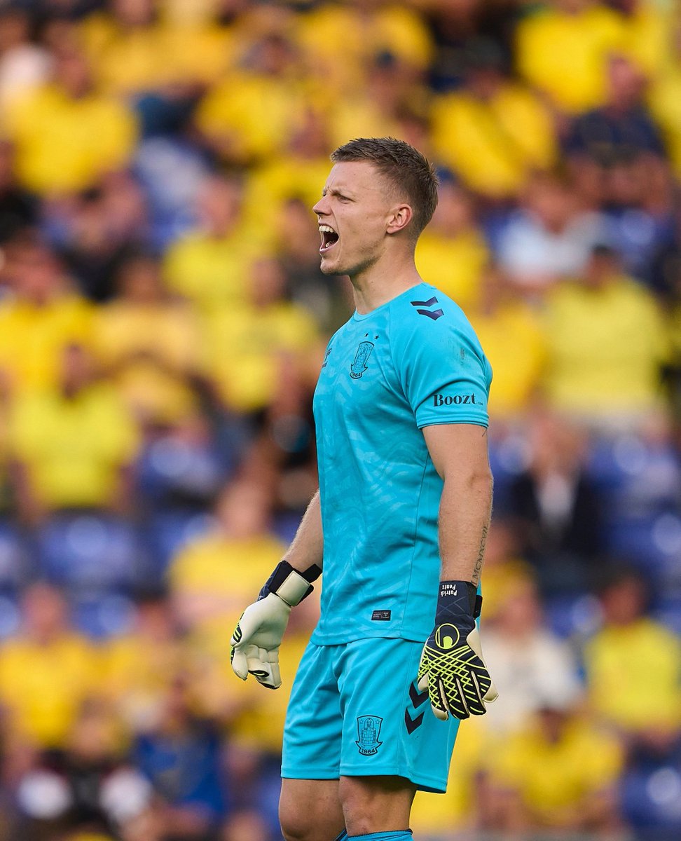 BrondbyIF's tweet photo. Patrick Pentz er årets spiller i Brøndby IF 🏆

Lørdag aften blev årets spiller traditionen tro kåret til årsfesten af klubbens mange frivillige, og her faldt valget på vores østrigske keeper.

Stort tillykke med titlen, Patrick! 🌟 https://t.co/u4zHJksg9X