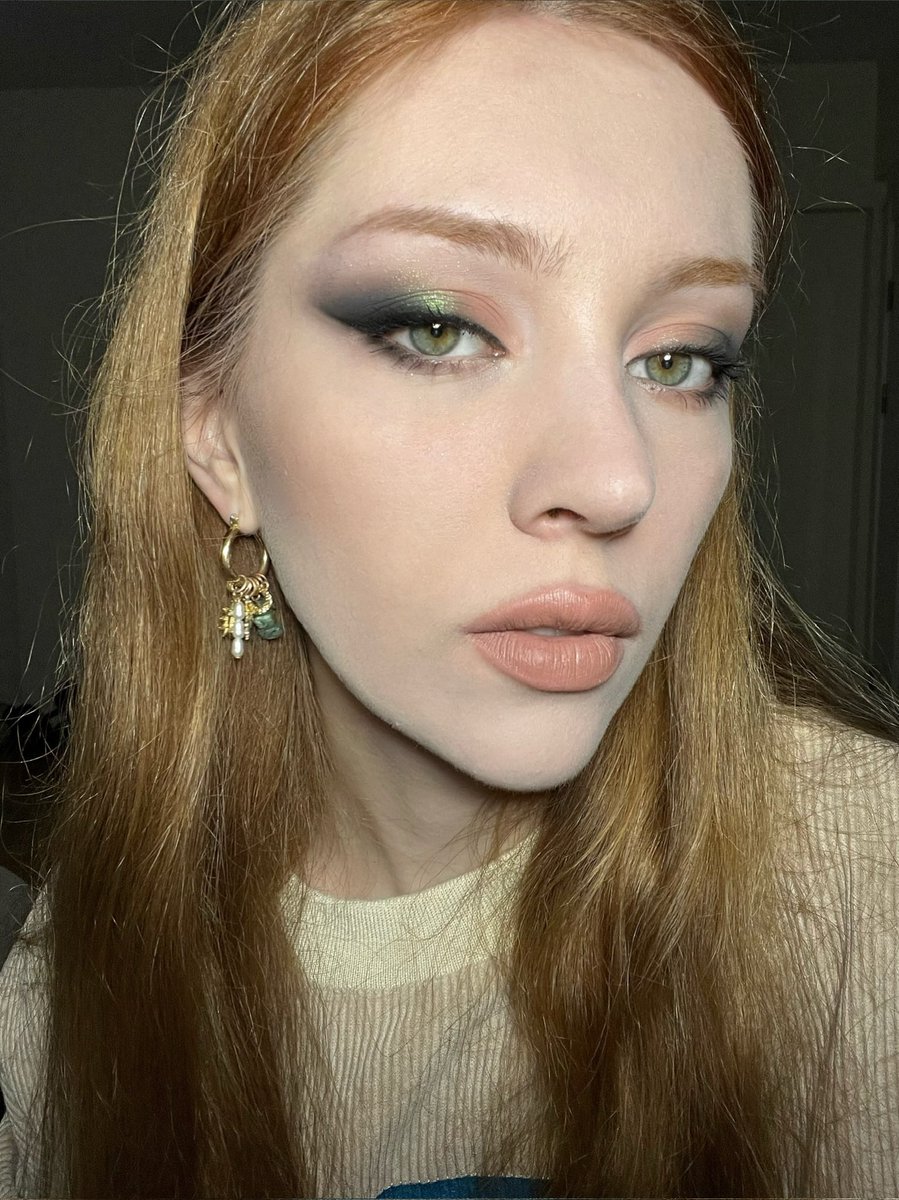 SELINPROKU's tweet photo. Yıllarca deneye deneye kusursuzlaştırdığım, aşırı basit olan smokey eye tekniğimi adım adım gösteriyorum 🦚 https://t.co/Pm2JzIkPzc