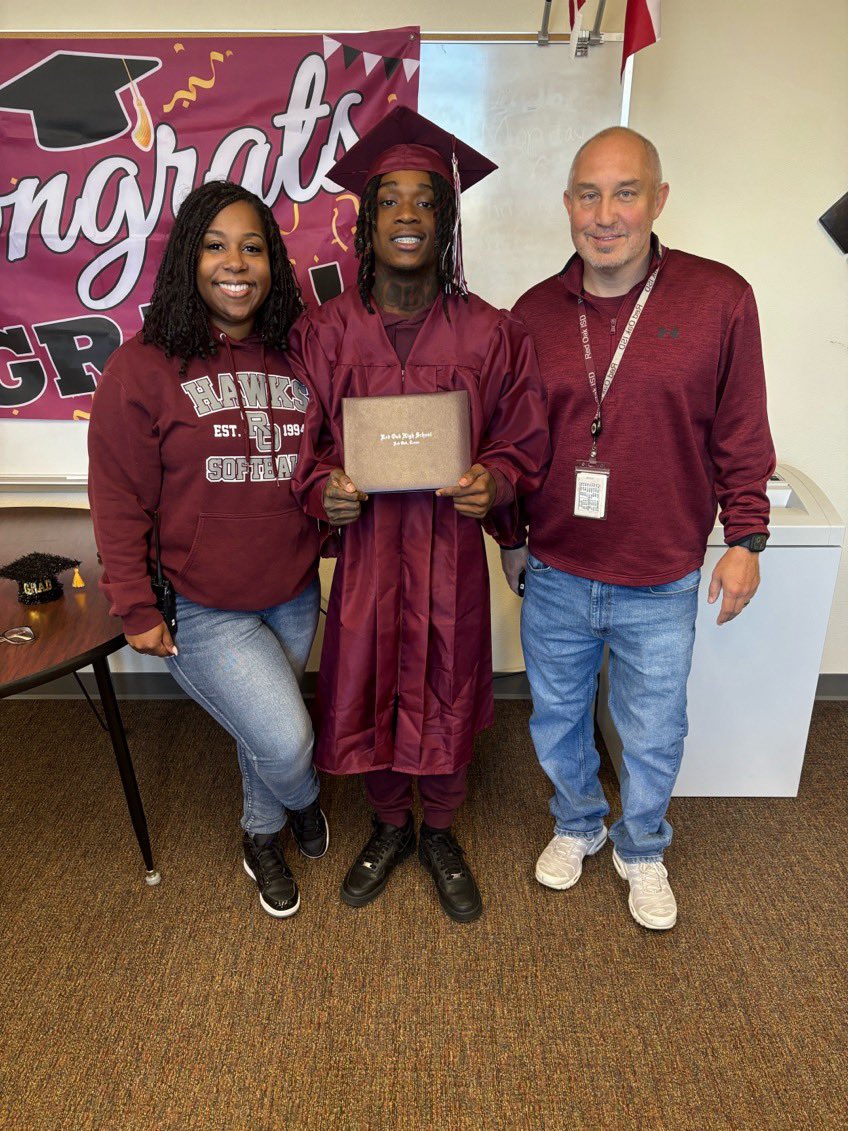 And Another One👨🏽‍🎓🎓 Everyone’s journey is different, but with perseverance and hard work the goal was accomplished ✨
#ProudAP <a href="/rohighschool/">Red Oak High School</a>