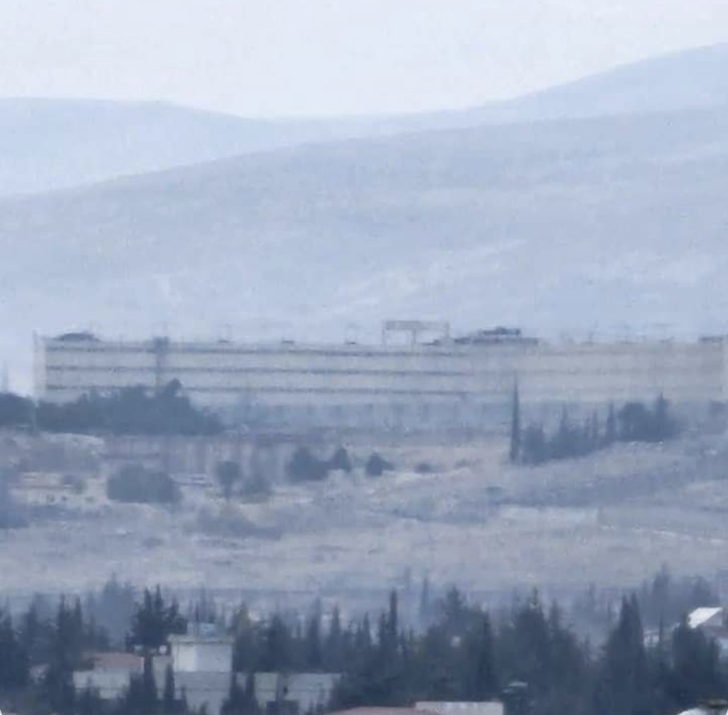 Sednaya steht vor der Befreiung! Das Militärgefängnis bei Damaskus galt als "Schlachthaus für Menschen". Zehntausende Gefangene wurden hier seit 2008 gefoltert und hingerichtet. Was die Berliner Mauer als Symbol für die DDR war, ist dieses Terrorgefängnis für das Assad-Regime.