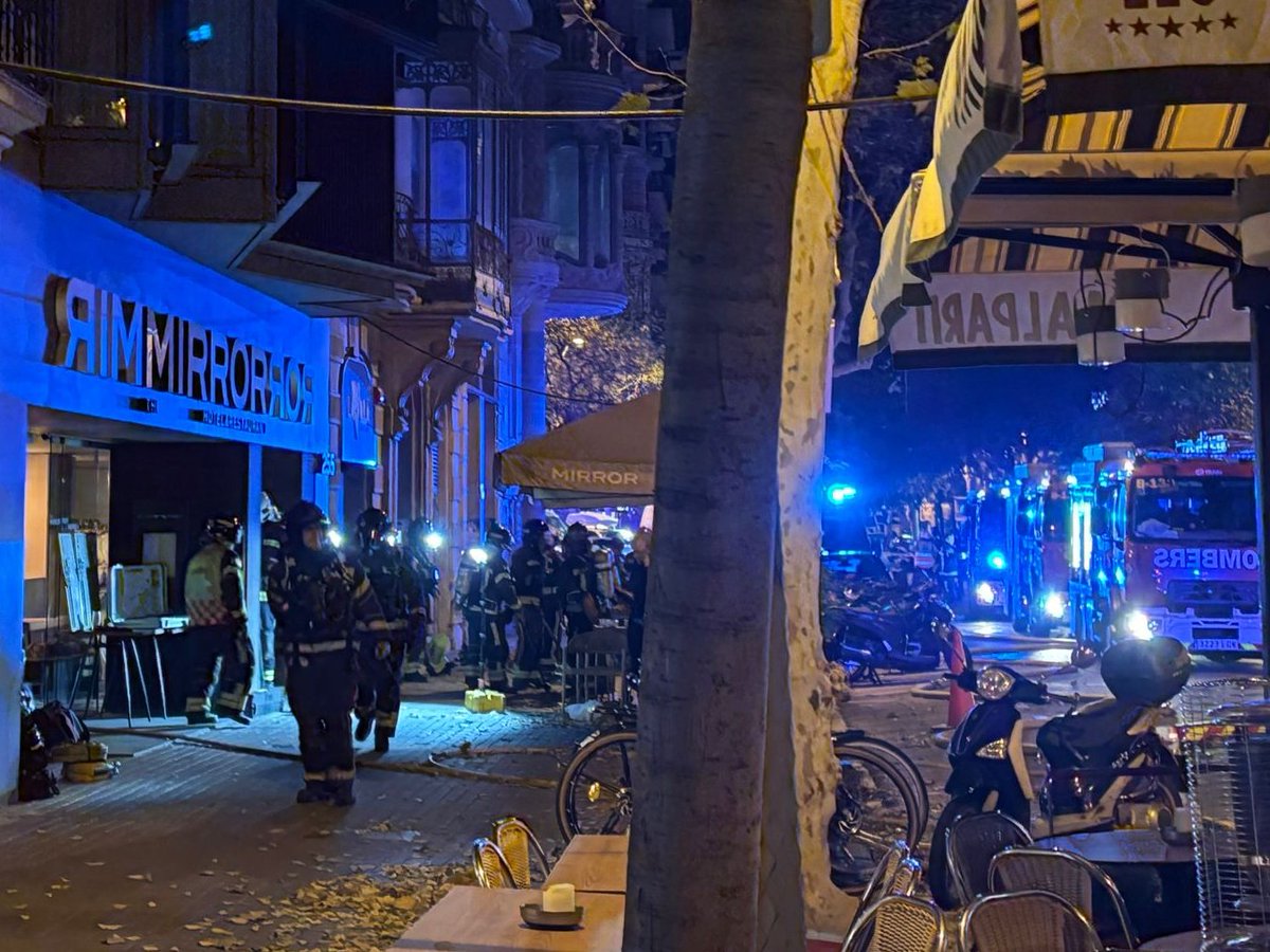 Catinformacio's tweet photo. ⚠️ #ÚltimaHora Els Bombers treballen per extingir l'incendi a l'Hotel The Mirror, al carrer Còrsega de Barcelona, que està tallat a la seva confluència amb el carrer Enric Granados. Segons l'Ajuntament, no hi ha ferits. El foc hauria començat en una habitació de la vuitena planta. Els clients han estat desallotjats

https://t.co/W9bBkSeSO9