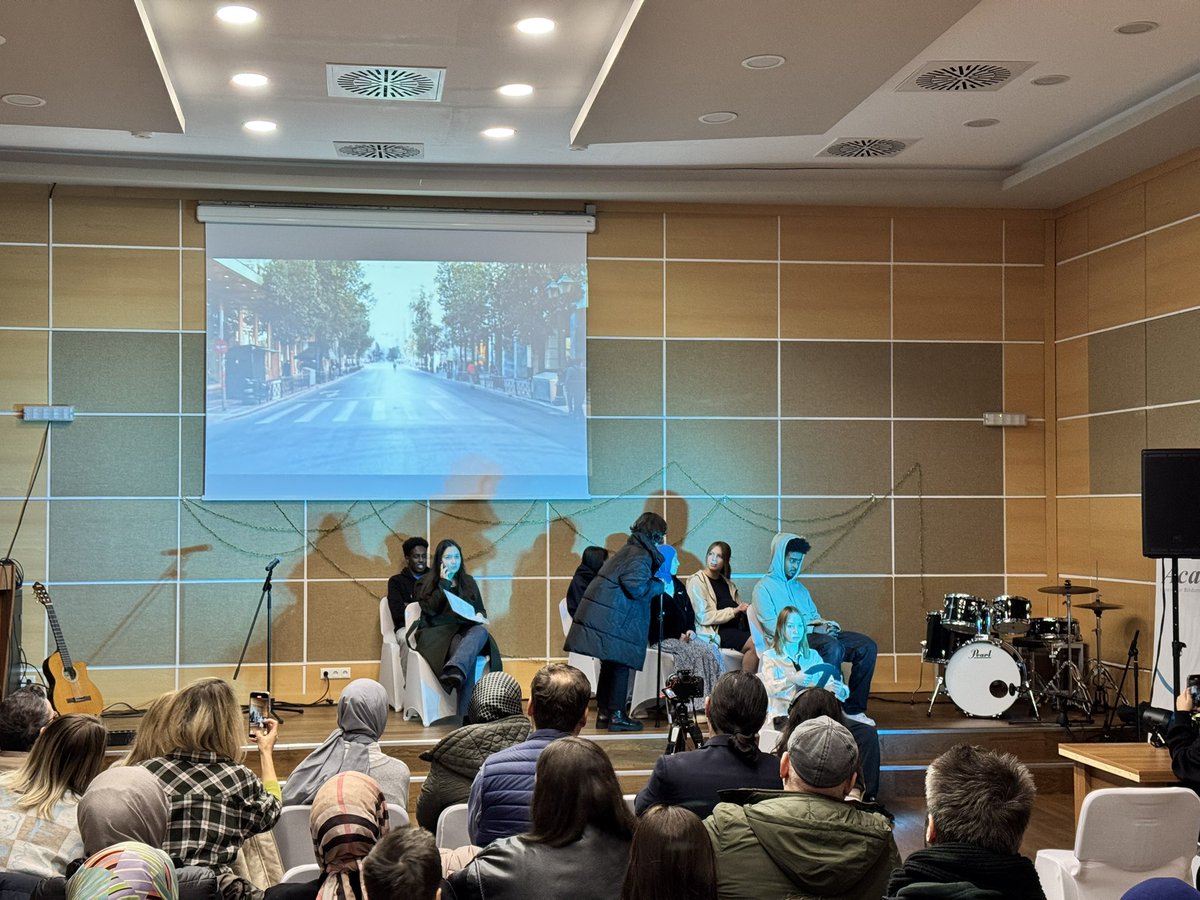 Academy_eV's tweet photo. Das Jugendprojekt „Notes From the Youth“ wird mit einer Abschlussveranstaltung beendet. Diese beinhaltet Kurzfilm, Musik- und Theateraufführungen und Chorgesänge #Zukunftspaket https://t.co/tA89dFh8QP