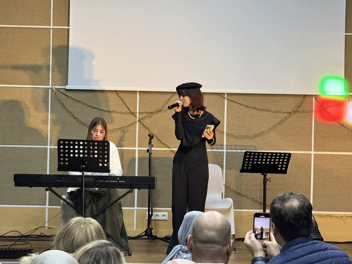Academy_eV's tweet photo. Das Jugendprojekt „Notes From the Youth“ wird mit einer Abschlussveranstaltung beendet. Diese beinhaltet Kurzfilm, Musik- und Theateraufführungen und Chorgesänge #Zukunftspaket https://t.co/tA89dFh8QP