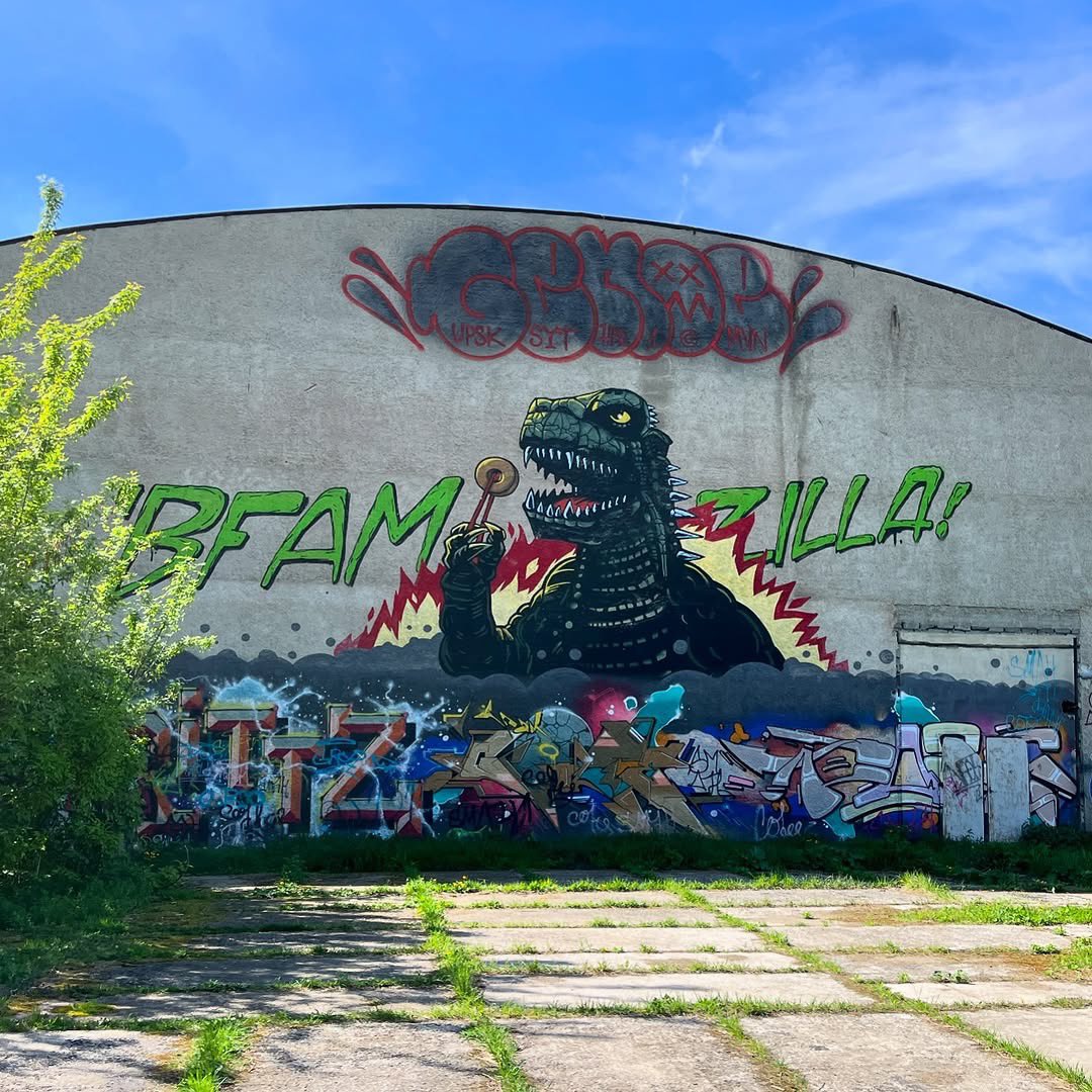 streetart_cz's tweet photo. “BFAMZILLA” by @oliverheller / BFAM CREW for Street Art Festival 🇨🇿
📸 07.04.2024.
📍 Olomouc, Hynaisova 9a
#bfamzilla #oliverheller #bfamboys #bfamcrew #safecz #streetartfestivalcz #streetartczechia #streetartolomouc #streetart #gozilla https://t.co/VUoD9ghT1i