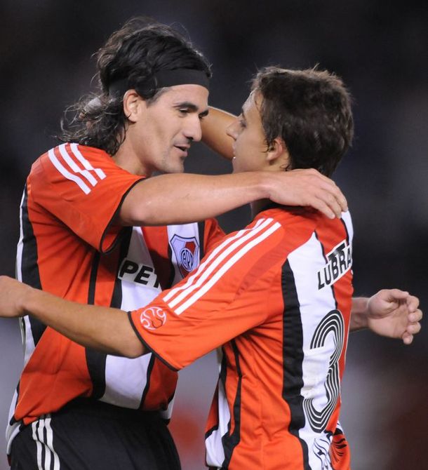 Dos personas que hicieron felices al piberio Riverplatense. En épocas de poco festejo, nos salvaron.