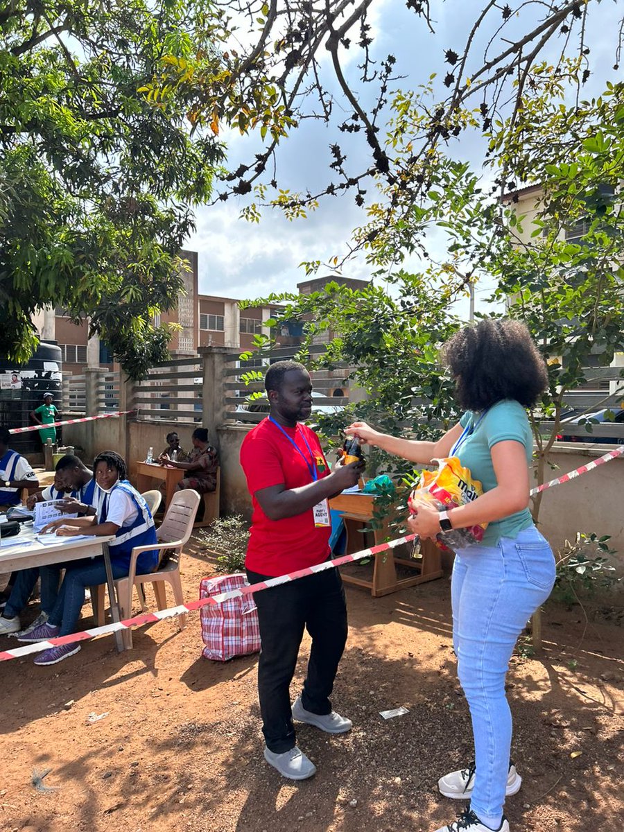 VoiceOfAdenta's tweet image. Our very own @LinzyAwuni was on grounds providing food, drinks and water for party agents.
#TheVictoryOfMahamaIsComingAgain