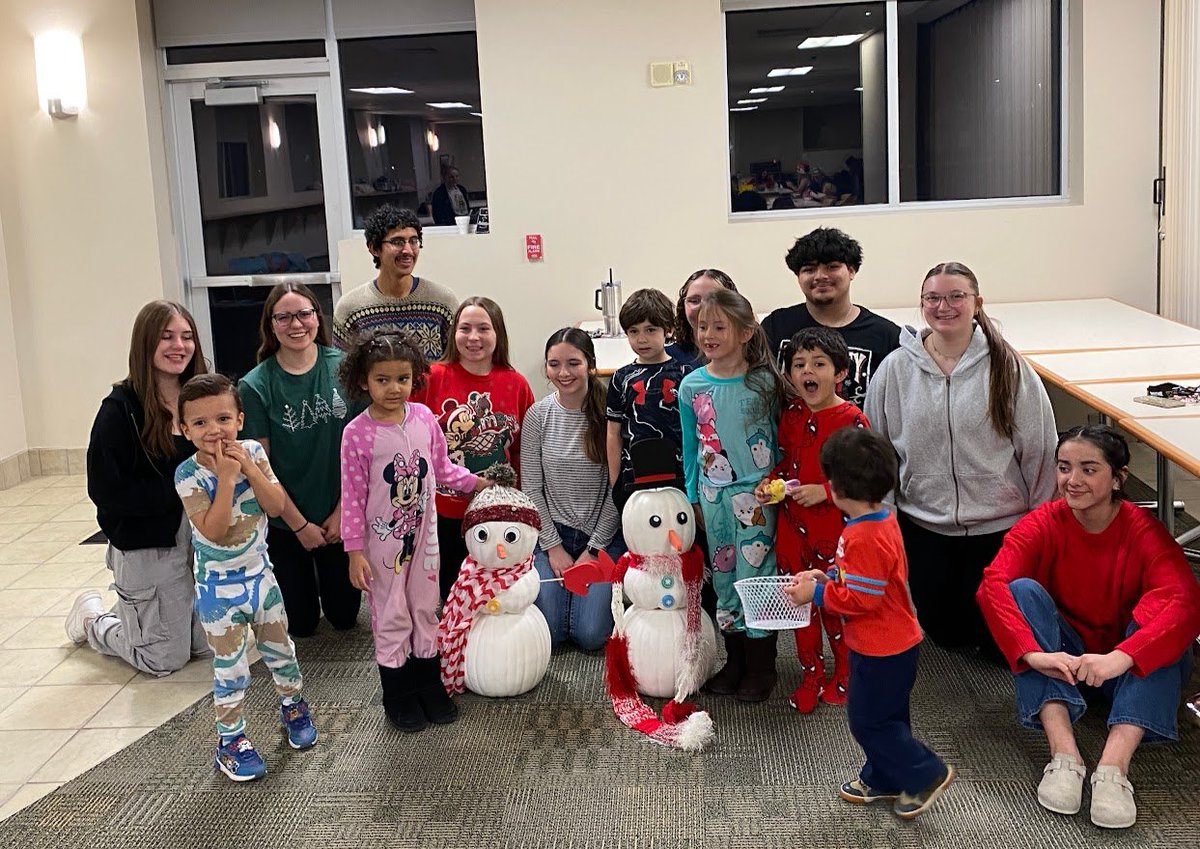 scbpubschools's tweet photo. For their December Family Socialization Sixpence had special guests! 🐾 The SHS Educators Rising Chapter read stories to Sixpence children and their families and had a special snowman activity.  #bearcatpride https://t.co/sh8fbHKRt0