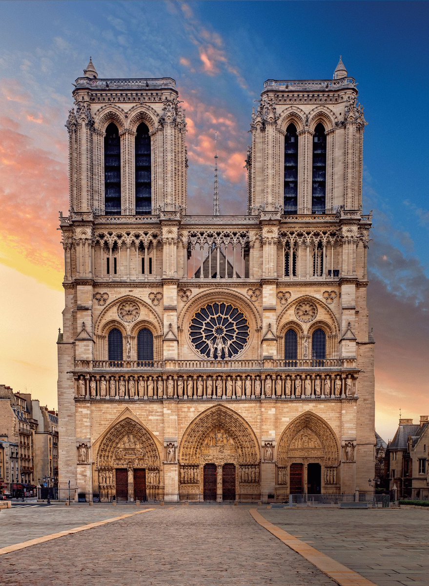 Vive la France ! 🇫🇷 
Pour 1000 ans encore ! 
#NotreDameDeParis