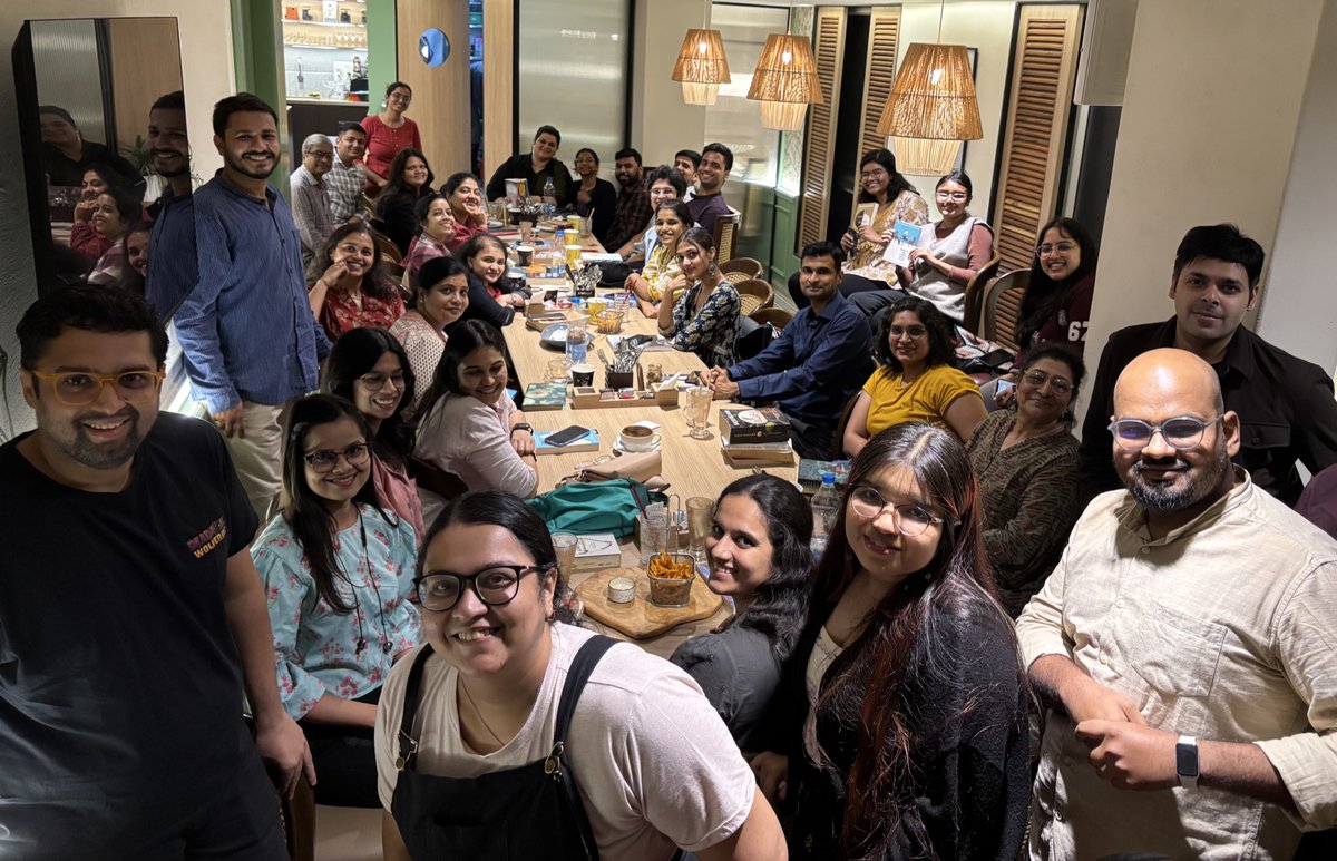 appadappajappa's tweet photo. Swapbook Nagpur meets are extra lovely in December. Yet another month of this community meeting and exchanging books 📚 ✨🧡

If you are in Nagpur and want to join us, please DM me! https://t.co/zf4n4KEeWX