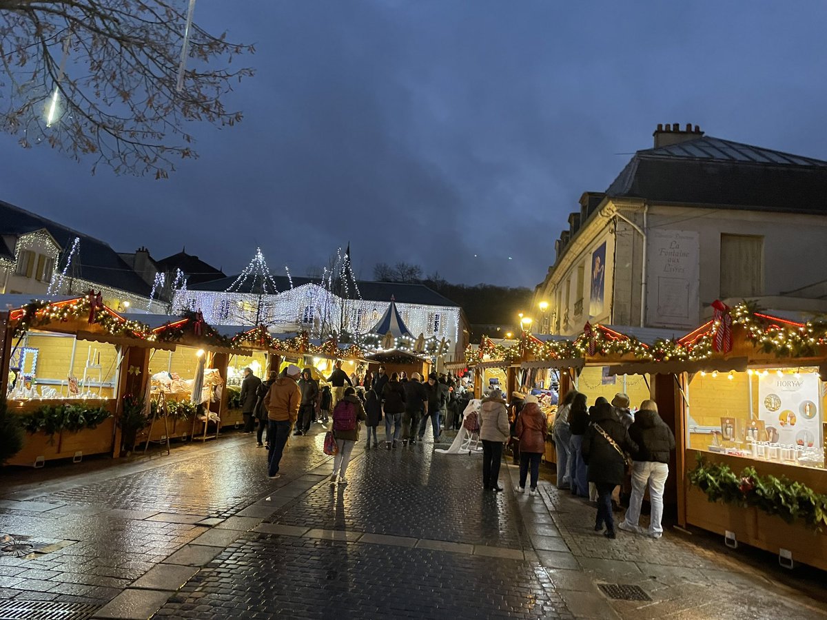 ClairePinto91's tweet photo. 💁‍♀️ Accueil des nouveaux palaisiens,
🚲 Présence et soutien aux cyclistes de @MDB_Palaiseau pour leur parade lumineuse, 
🎅 Rencontre avec les commerces au marché de Noël à Palaiseau, 
☺️ Pour finir avec une bonne boisson chaude. 
Un beau samedi sur le terrain ! https://t.co/2ky76grgoB