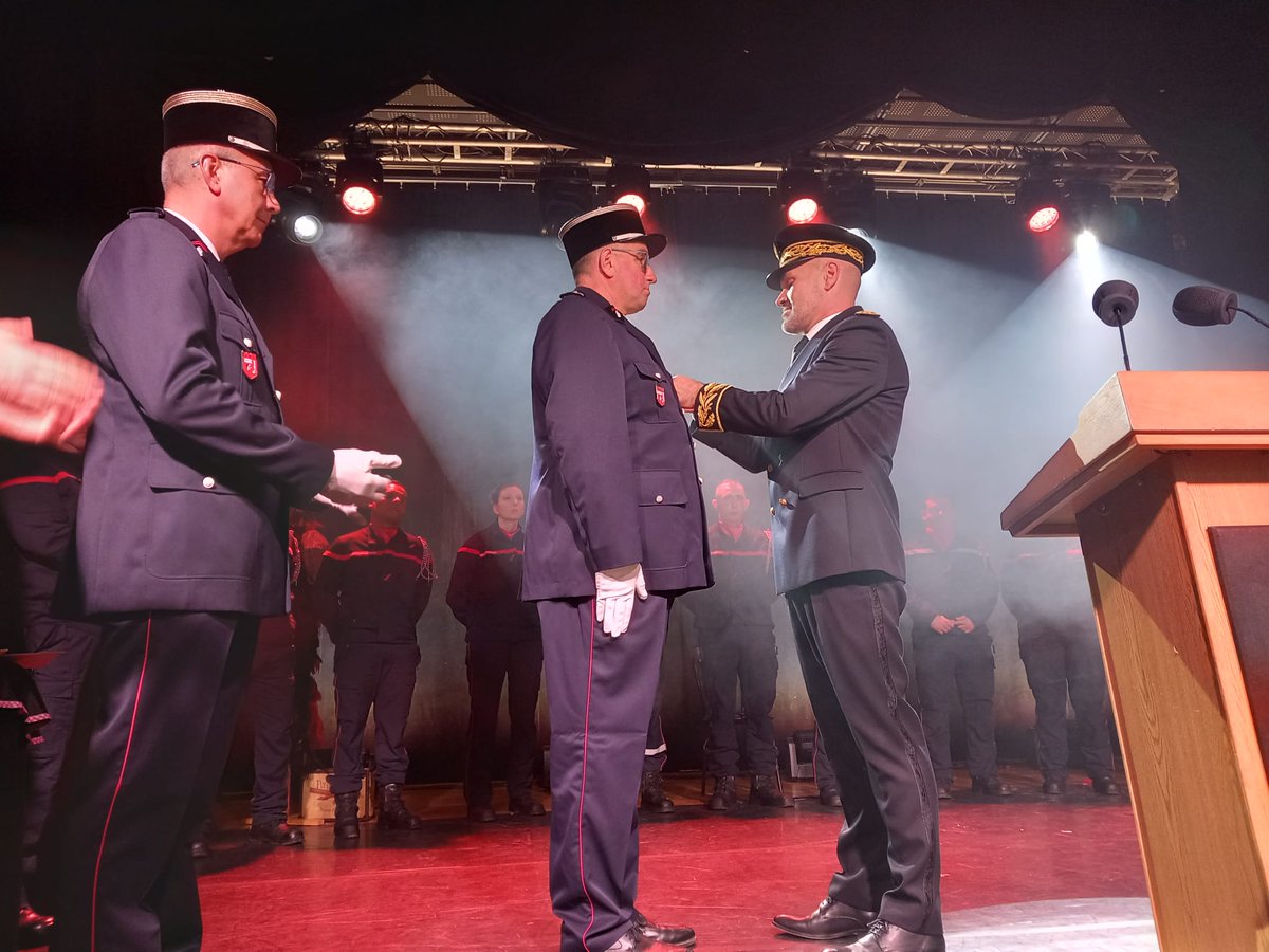 Ce samedi, Thomas RICARD, sous-préfet de Montmorillon, a présidé la #cérémonie de la #SainteBarbe à L’Isle-Jourdain 🎖️🔥
Hommage à nos pompiers pour leur courage et dévouement🙏
🚒 Merci à ces héros du quotidien ! 
ℹ️: urlr.me/7Q9stC