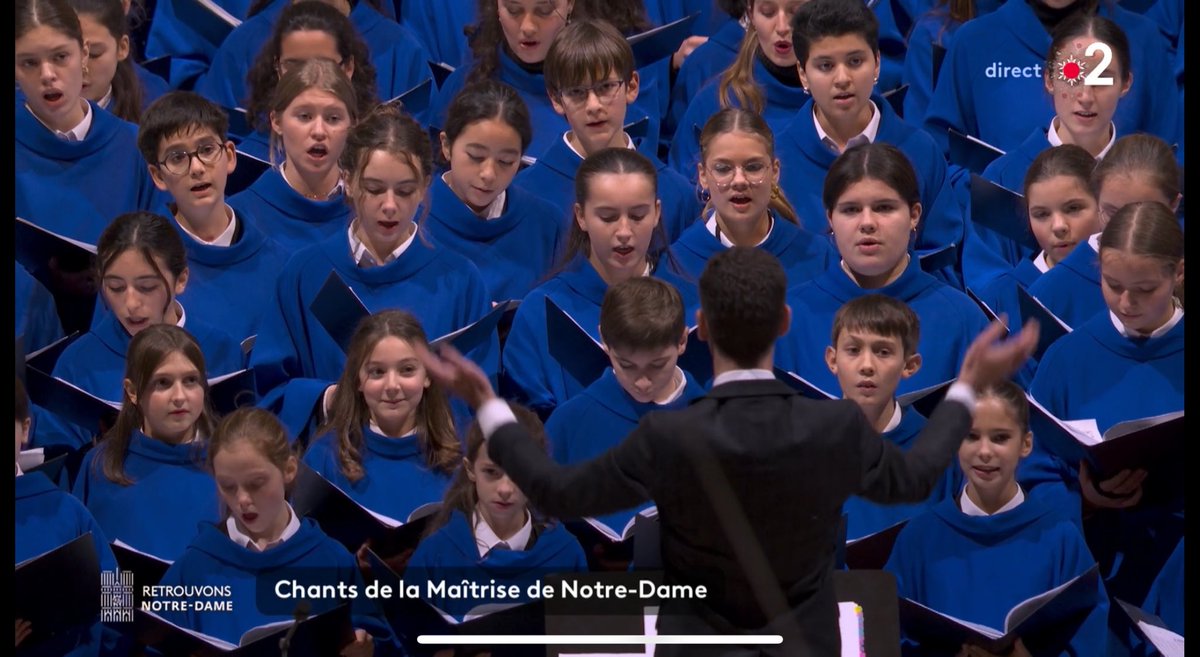 Quel immense bonheur de voir la maîtrise de #NotreDameDeParis retrouver sa cathédrale sous la direction de mon ami <a href="/henrichalet/">Henri Chalet</a>