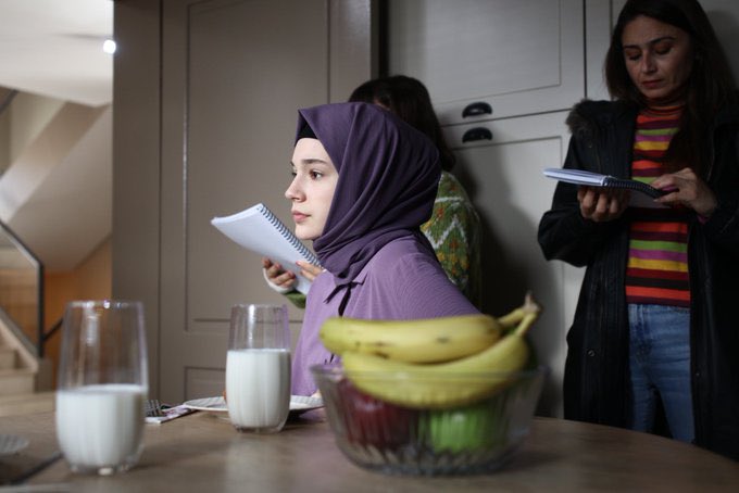 Öyle bi şal modeli düşünün ki zeynep aynaya bakıp geometri üçgen sorusu çözebilir
#kizilgoncalar #cünzey