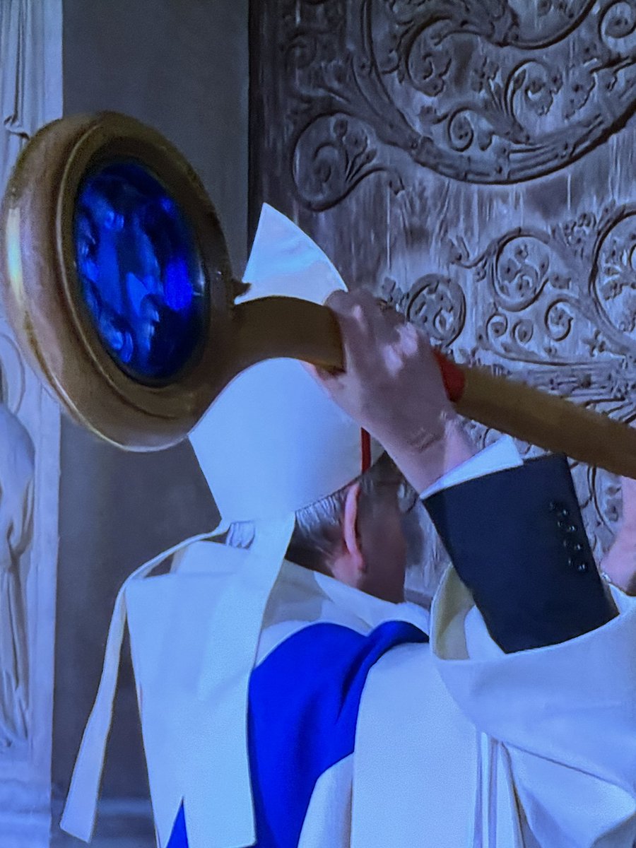 FeeClochette911's tweet photo. Bcp d’émotion à voir la cérémonie d’ouverture des portes…

Que les vêtements liturgiques de Castelbajac sont beaux !

#NotreDameDeParis https://t.co/NLhHALBf4E