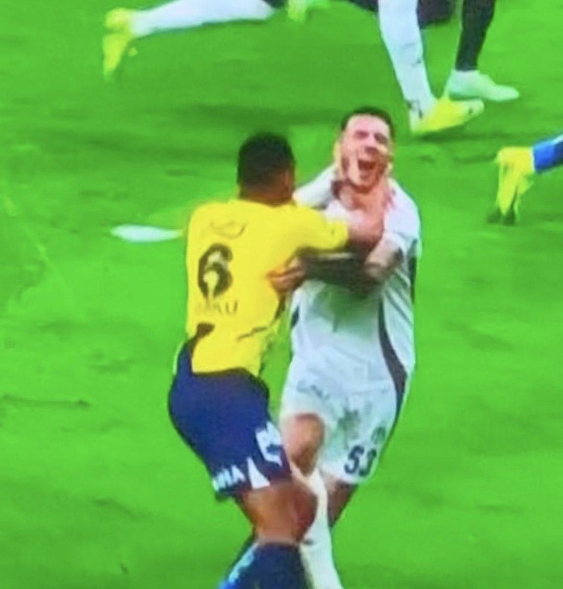 Bu iki pozisyonda kart dahi çıkmadı…
Liginiz batsın.🤬 #BJKvFB