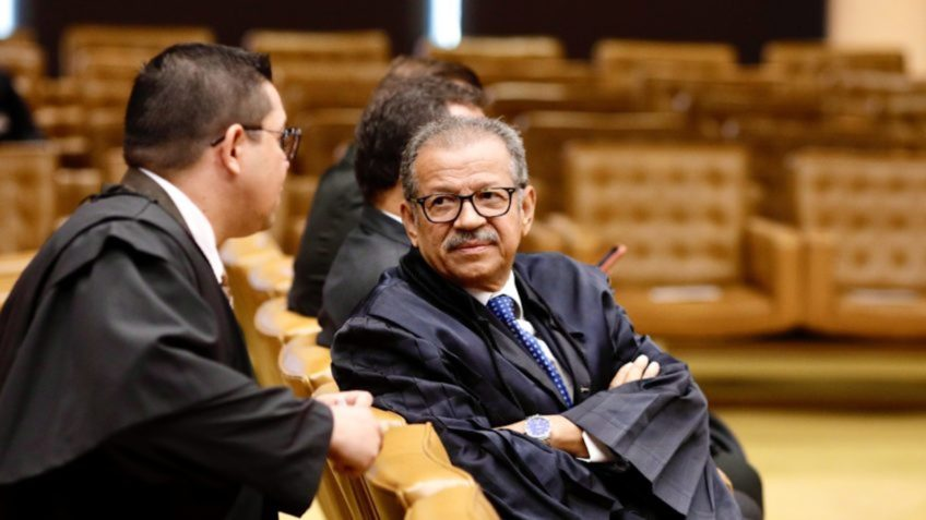 "80% da Magistratura do país não aprovam as decisões de Alexandre e 90% dos juízes estão envergonhados"
Sebastião Coelho - Desembargador aposentado - 8 Mandatos na Diretoria da Associação de Magistrados de Brasilia.