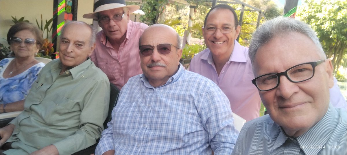 RegionMerida's tweet photo. La Navidad es una época repleta de magia en la que lo mejor no son los regalos sino los momentos tan bellos que vivimos al lado de nuestros seres queridos, amigos y familiares. Anécdotas, poemas, cuentos  en éste compartir navideño. ¡Feliz Navidad! https://t.co/pKjiKXcpUY