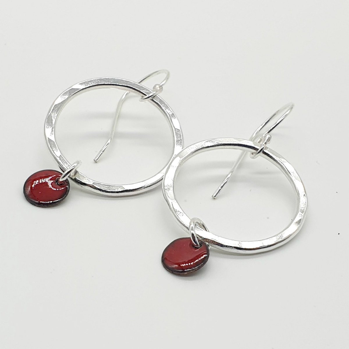 MaisyPlum2's tweet image. Sterling Silver Circle Earrings - Silver and Enamel Hoop Earrings tuppu.net/fbc943b2 #MyNewTag #CircleEarrings