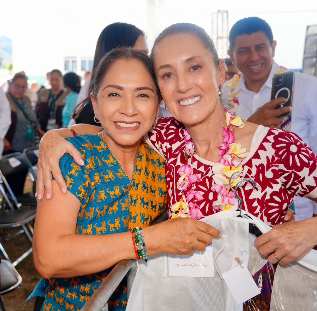 Es un honor tener por primera vez en el estado como Presidenta de México a la doctora <a href="/Claudiashein/">Claudia Sheinbaum Pardo</a> para entregar obras en beneficio de las y los oaxaqueños.
