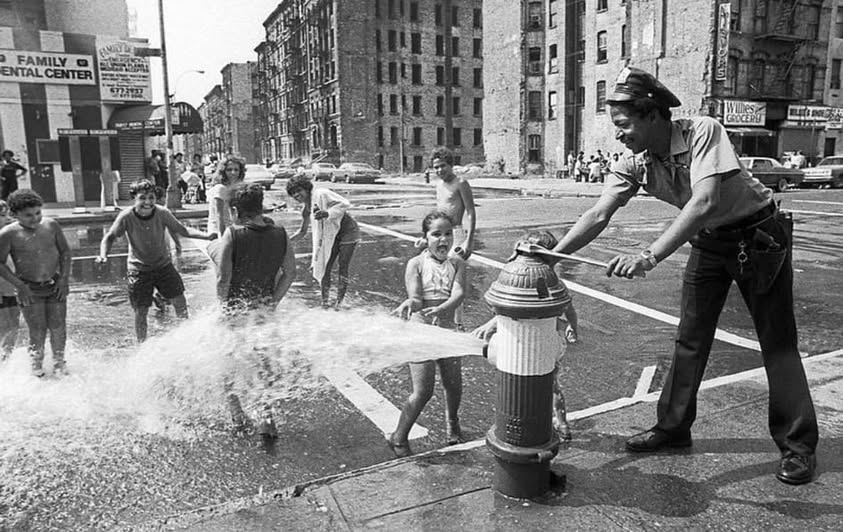 OneMargaretx's tweet image. If you join a community garden. You are allowed access to hydrants to water your garden. Join a garden. Get a wrench.

And a hose.

Police Officer opening the fire hydrant for the kids on East 5th Street and Avenue D, Lower East Side, NYC  1978. 💦💧🔧
#communityORGANIZATION😉