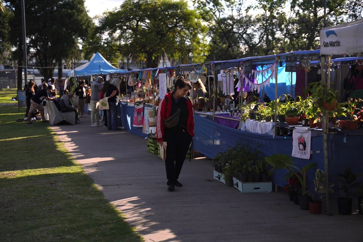 fmoreiraok's tweet photo. Compartimos un nuevo Festival Sustentable con toda la comunidad en el Parque Yrigoyen, para seguir incorporando saberes, hábitos saludables y estrategias de cuidado del ambiente.

Una propuesta con actividades muy interesantes como talleres de reparación, armado de juguetes, charlas de compost, clases de yoga, shows infantiles y mucho más para personas de todas las edades. 

También hubo feria, espectáculos, ofertas gastronómicas y las presentaciones en vivo de @triopatio y Juan Quintero.

#ComunidadActiva