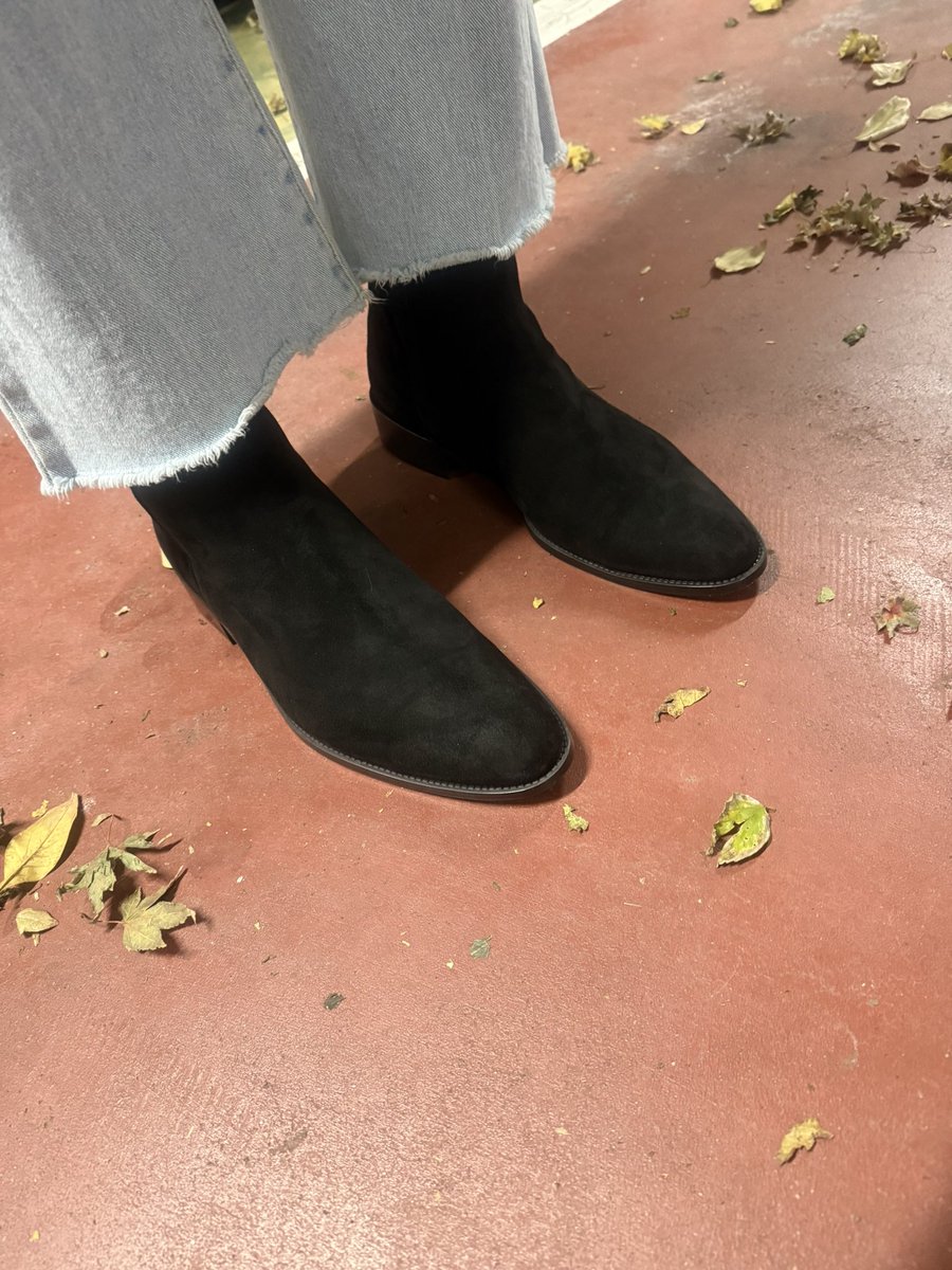 생로랑 모티브로 제작한 앵클부츠..그냥 생로랑살까하다ㅠㅠ
밴딩 보다 지퍼로 맞추느라 한달걸렸지만 너무 이쁘잖아~
TIP.초대시 본인이미지를 최대한 꾸미고가세요.첫인상은 곧 초대의 명함입니다.츄리닝X슬리퍼X
#제주초대남 #ㅊㄷㄴ #제주오프 #제주섹트