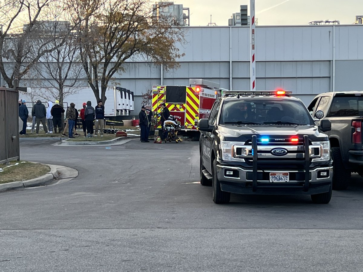 SLCScanner's tweet photo. #Breaking #WestJordan 4980 W Old Bingham Hwy (9470 S). #WJFD dispatched at 1452 on 3 people that were down due to a possible ventilation issue. #WelbyCommand requested additional ambulances and have declared this a #WorkingIncident. They have 4 ambulances on scene and are transporting multiple patients.