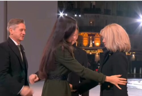 TopnewsSi's tweet photo. Tina Gaber stisnila poljub Brigitte Macron, Macron in Golob pa sta se pozdravila, kot stara prijatelja
https://t.co/ibLJHSi7At https://t.co/ke2uyrpre3