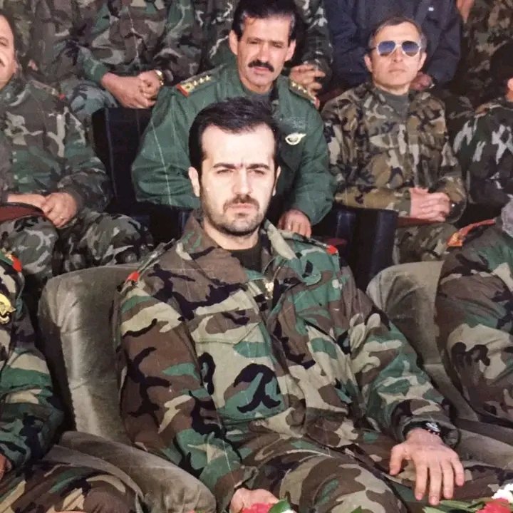 Intelligency225's tweet photo. #Syria 🇸🇾 | Le frère aîné de Bachar al-Assad, #Bassel al-#Assad, était destiné à succéder à son père, #HafezAlAssad , à la tête de la Syrie. Bassel a étudié l'ingénierie civile et obtenu un doctorat en sciences militaires. Il a servi dans l'armée syrienne, où il a été promu au rang de colonel. Il était également connu pour son rôle dans la lutte contre la corruption au sein du régime. Cependant, sa carrière militaire a été brutalement interrompue par sa mort dans un accident de voiture en 1994, ce qui a changé la trajectoire de la succession du pouvoir en Syrie, menant à l'ascension de son frère cadet, #BacharAlAssad ⤵️