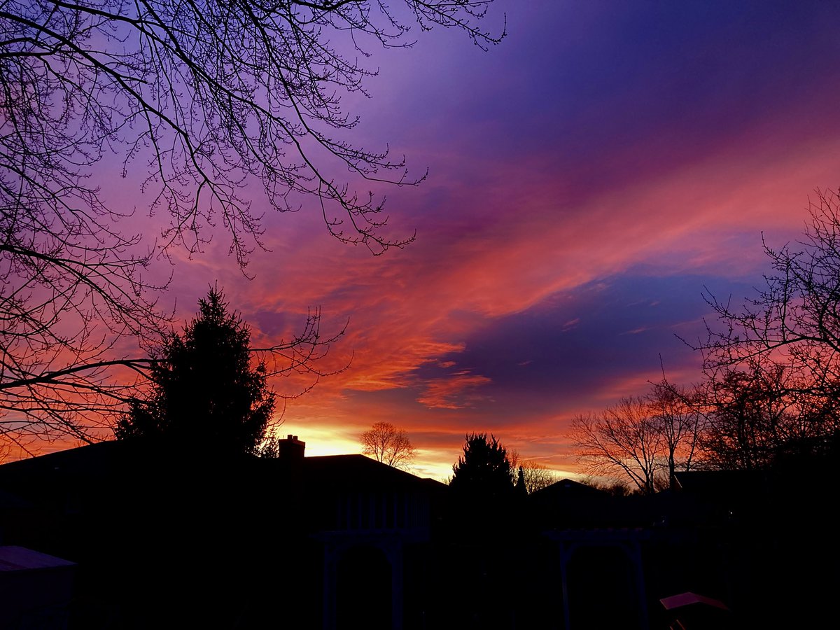 FKarpala's tweet photo. .@CTVWindsor @JulieCTV @RetaIsmailCTV @ArmsBumanlag  @GArchibaldCTV Tonight’s sunset https://t.co/KxUKgBnhgq
