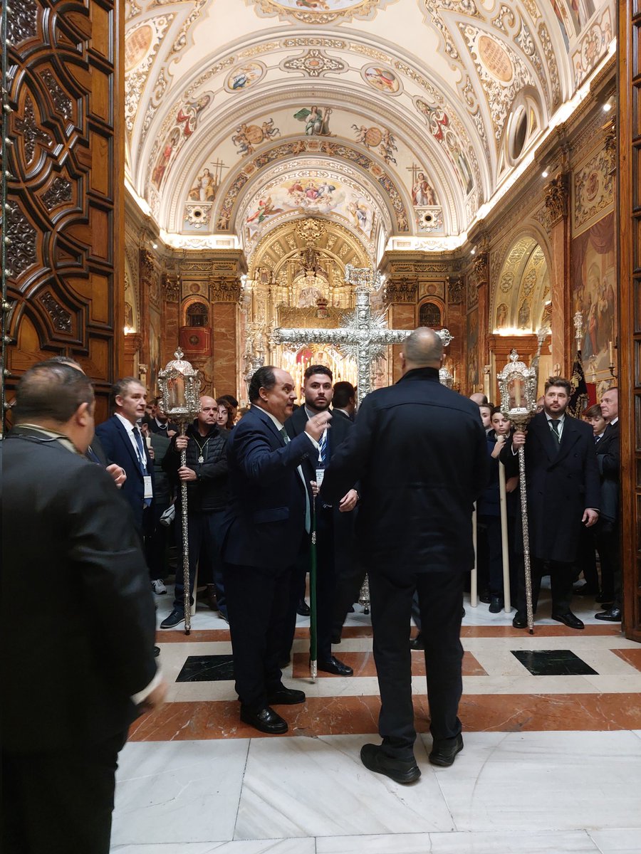 Se abren las puertas de la Basílica y comienza a salir el cortejo.

#ExtraordinariaLaMacarena