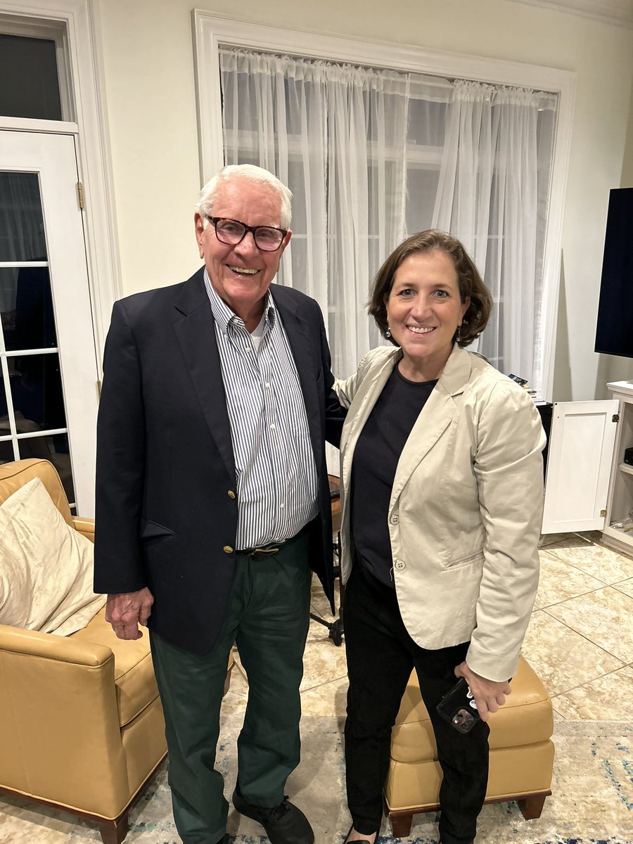 #WV has lost a one of a kind public servant.
      I had the privilege of working alongside Darrell McGraw. 
 No one had better stories and more pride about #WV  and Wyoming Co. 
    We're still benefiting from his accomplishments and  lasting impact he made for WV.