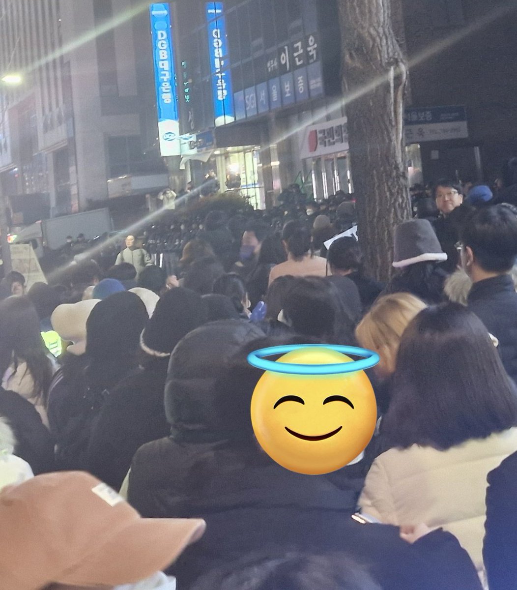 Je_Myu's tweet photo. 안녕여러분 나도 어제 집회 다녀왔어
대구 동성로 - 법원네거리에 있는 국힘당까지 행진함
춥고 그 거리동안 행진하는데 간간히 시비거는 사람들 있었는데
같이 단합해서 더 크게 탄핵 삼창하고 맞서는 사람들이 있어서 안 무서웠어 https://t.co/jyNDB10kyb
