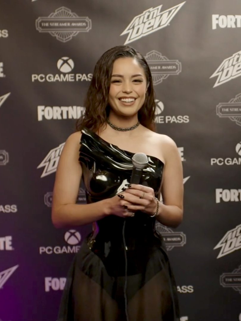 ValkyraeUpdates's tweet photo. Valkyrae co-hosting the red carpet interviews at the 2024 Streamer Awards! https://t.co/mHHvufaNFI