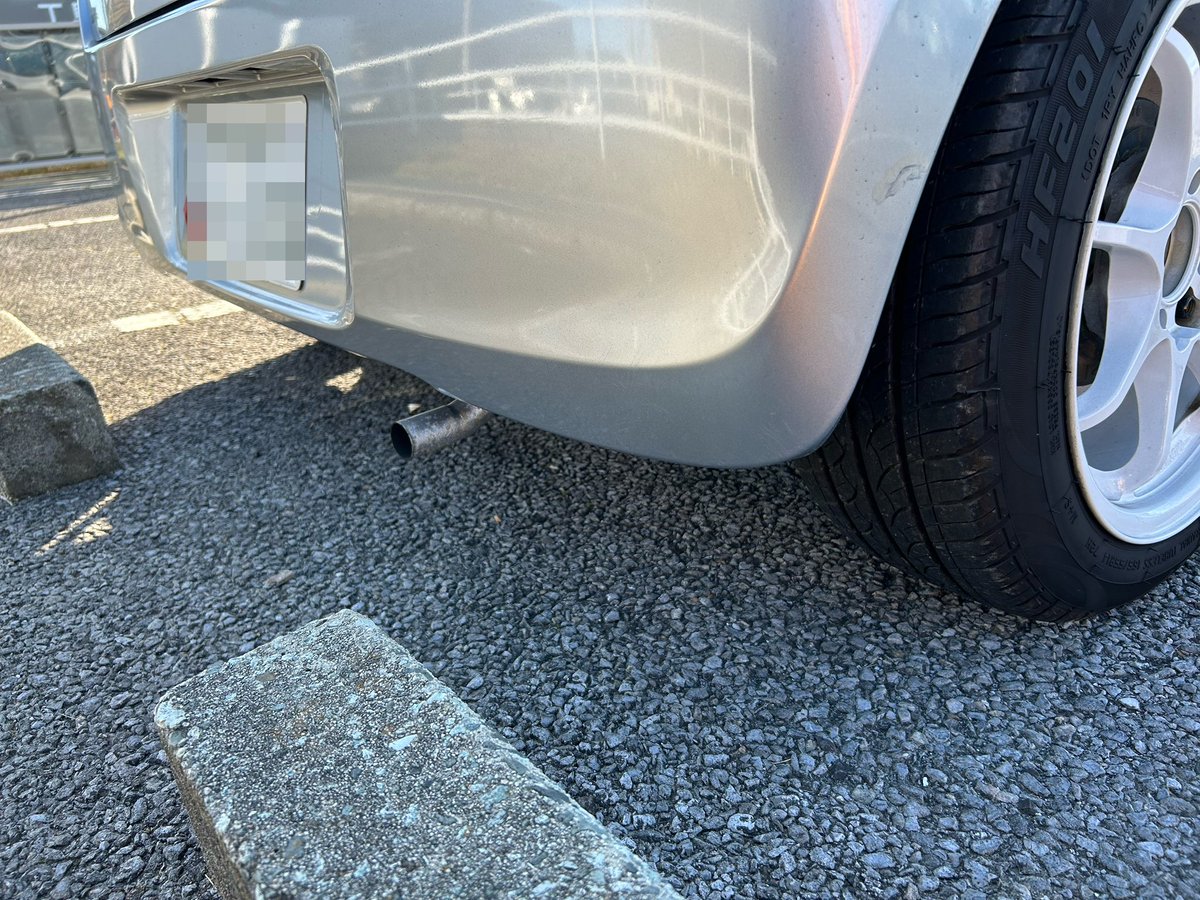 happygarage10's tweet photo. 車検用に使ってる純正マフラーのリヤピースが下向いてて気に入らず、半自動溶接機の練習がてら…

細いパイプしかなくて旧旧規格の2スト軽自動車みたいになってしまった😃

ターボ用純正マフラーが意外に良くてしばらく付けてるかもなので、も少しカッコよくしたい😅
#L285v #ミラ #ライトウェイトFR https://t.co/7GhirYF1Jw