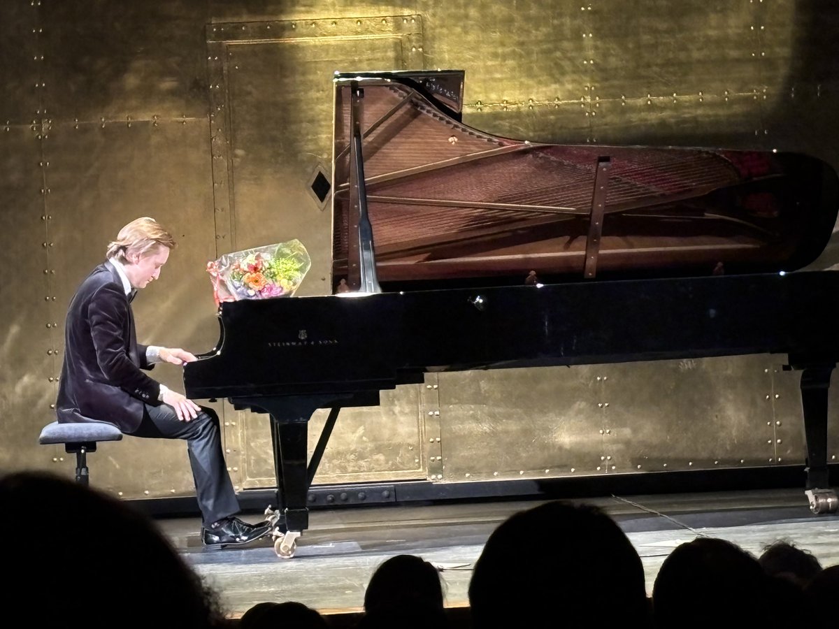 Cirmeau's tweet photo. Delicatesse du toucher, virtuosité transcendante, interprétations de feu sous une sereine assurance de jeu, Dmitry Masleev a galvanisé le @TCEOPERA ce 6/12 cadre @piano4etoiles in Tchaïkovski, Chopin, Filtsch, Liszt (Danse macabre), + 3 bis (Bach, Grieg) https://t.co/ZlIdhETDhn
