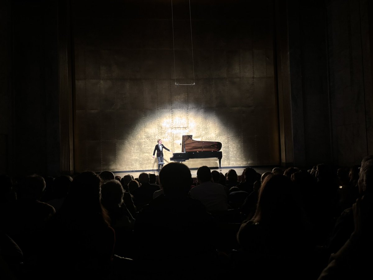 Cirmeau's tweet photo. Delicatesse du toucher, virtuosité transcendante, interprétations de feu sous une sereine assurance de jeu, Dmitry Masleev a galvanisé le @TCEOPERA ce 6/12 cadre @piano4etoiles in Tchaïkovski, Chopin, Filtsch, Liszt (Danse macabre), + 3 bis (Bach, Grieg) https://t.co/ZlIdhETDhn