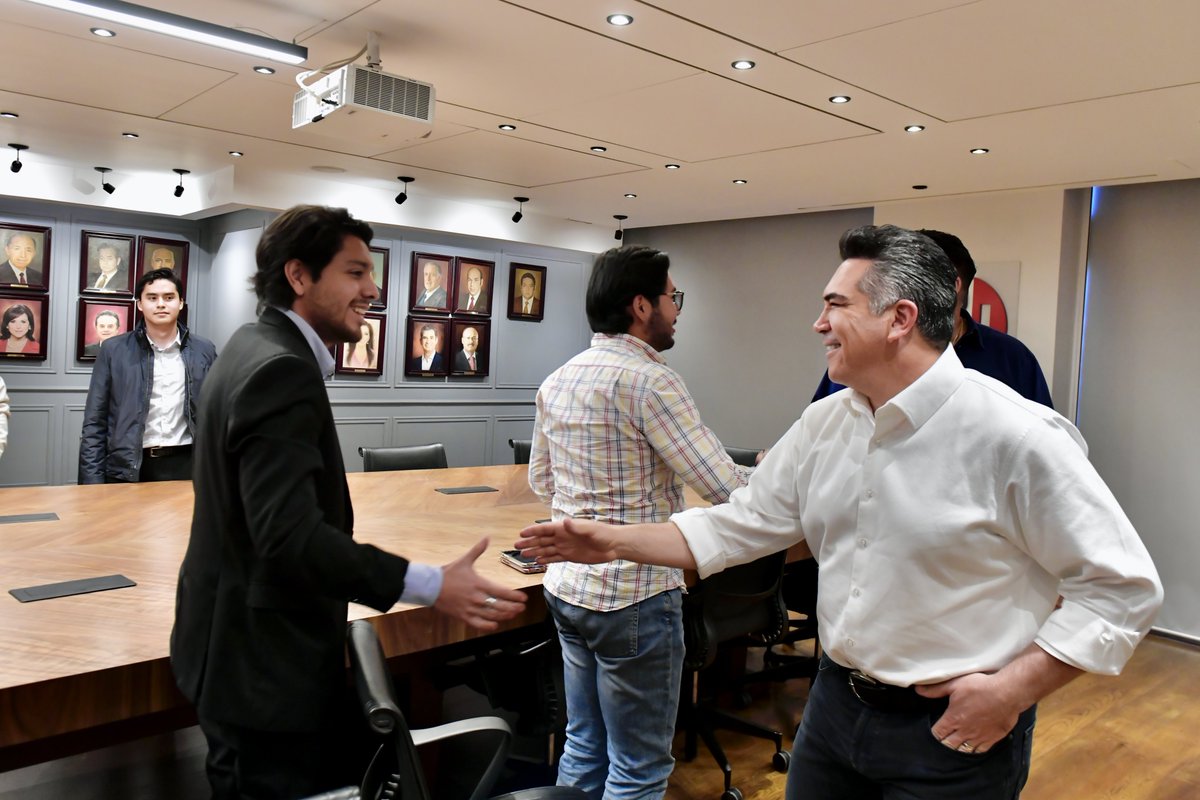 Me dio mucho gusto recibir a jóvenes universitarios, un espacio para intercambiar ideas y reflexionar sobre el rumbo que debemos tomar para fortalecer a México. En el <a href="/PRI_Nacional/">PRI</a> apostamos por las juventudes y garantizamos su participación en espacios de decisión política,