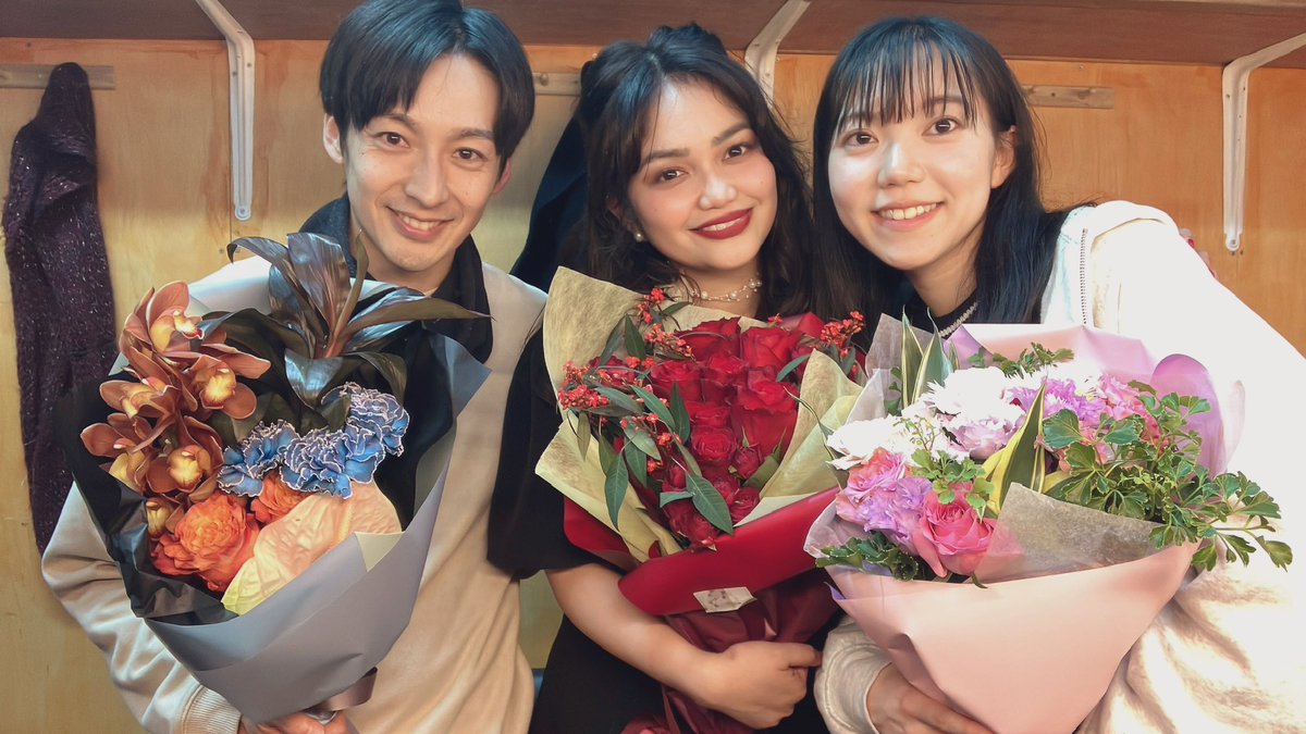 stefanieakashi's tweet photo. #マハルコ組曲 伊藤家を繋いでくれた大切な架け橋、それは愛しのシュリ、可愛い良い子のサクラちゃん🌸✨ オーディションで一緒に演じた瞬間から、強い絆を感じました！🫶 サクラとしてだけではなく、シュリ自身のことも知ることができて、本当に嬉しいし、舞台の娘として一緒にいられる私は本当に幸運です💖

あなたはこれまで出会った中で最も献身的な俳優の1人です！ダンスの練習からボイスレッスンまで、毎回全力で取り組む姿に心から感動しましたし、とても誇りに思っています！💪🌟 あなたの演技はとても力強く、たとえ日本語を完全に理解できない観客であっても感動を与えるほどでした。その感情が直接心に届くほど素晴らしいのです！🥹✨

今は海を隔てても(😉)、私はいつもあなたを応援しています！💕 あなたの情熱と素晴らしい演技をありがとう。みんなあなたをとても愛しています💖 また絶対に会いましょう。そして一緒にお仕事する運命です！💫

╰(*´︶`*)╯♡

The precious bridge between the Ito Family — my dearest Shuri, my beloved Sakura-chan! 🌸✨ From the moment we acted together at the audition, I felt an instant connection! 🫶 I’m so glad I got to know not just Sakura, but you, Shuri—the wonderful person behind the role. 💖 I feel so lucky and blessed to have you as my stage play daughter! 🥹💖

You are one of the most dedicated actors I’ve ever met! From dance practices to voice lessons, you gave your all every single time, and I’m so proud of all your hard work! 💪🌟 Your acting was so powerful that it moved so many audiences, even those who didn’t fully understand Japanese. Your emotions reached straight into their hearts—that’s how amazing you are! 🥹✨

Even if we’re oceans apart (for now 😉), I’ll always be cheering you on! 💕 Thank you for your passion and your incredible performance. We all love you so much! 💖 We will meet again and work together soon—it’s destiny! 💫

Mahal na mahal kita Anak ko @shuri_0046
🥹🇯🇵🇵🇭🌸
#MahalkoMedley