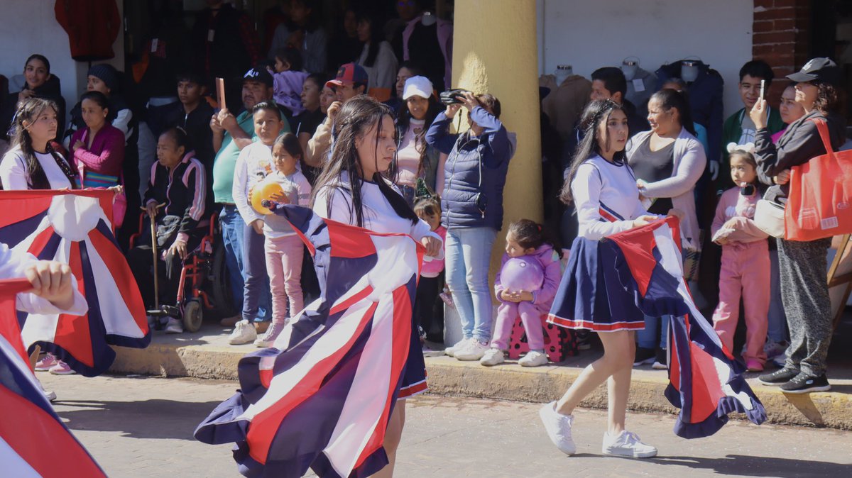 ChignahuapanB's tweet photo. 👉🏻🔴 Con gran entusiasmo cientos de participantes recorrieron #Chignahuapan con música y algarabía deleitando a visitantes y locales en el penúltimo día de la feria nacional del árbol y la esfera. 🥁🎺🎷 https://t.co/JrD6adSEzs