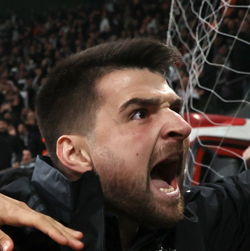SametKamalak021's tweet photo. Güzel kardeşim #ersin mermer mi tokatliyorsun çiğ et mi yiyorsun 🤣🤣#yoksa #sentetik mi #tiner #beyazfutbol #damacana #su #rasim https://t.co/pZvZULjV3u