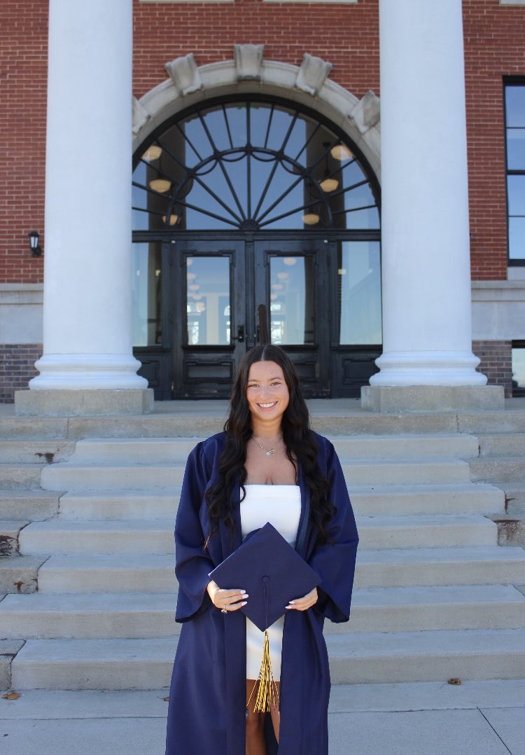 coacheubankss33's tweet photo. So proud of my Daughter graduating today from college! Blessed to have such a wonderful young lady in my life. So thankful to see you accomplish your DREAMS @Olivia_Eubank
We ❤️you! #on2thenext https://t.co/AhvZMUlNJI