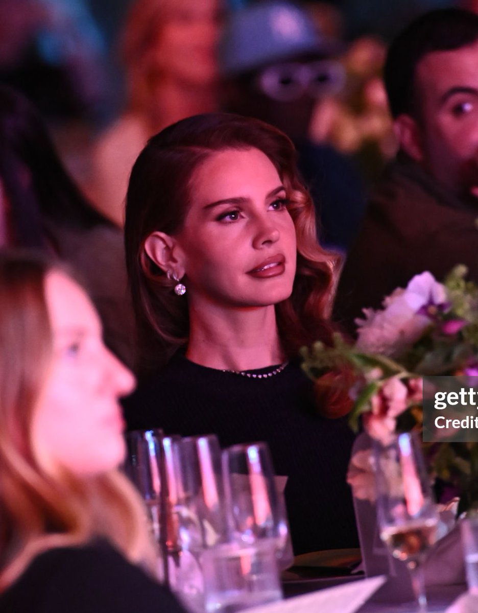 livelaugh_lana's tweet photo. this is INSANE her face omfg https://t.co/W8xpfXmERu