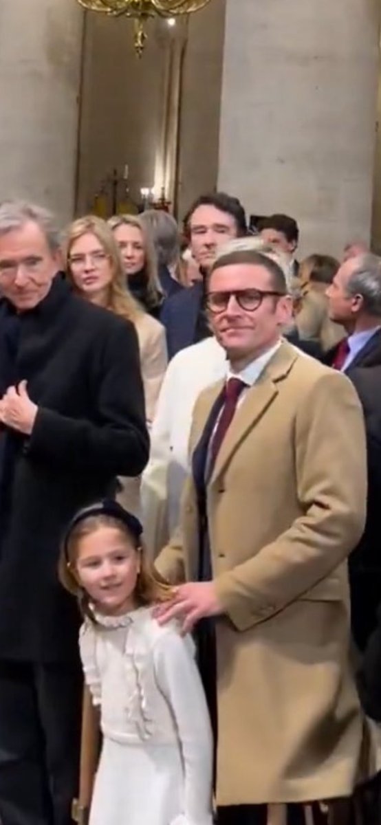 « Il ne peut pas être ici et la bas, il ne peut pas être ici et la bas (bague qui siffle) … »  #EmmanuelMacron #NotreDameDeParis