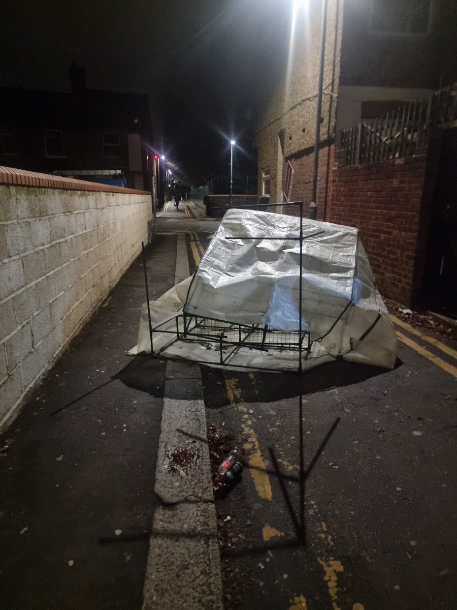 MelodyLaker's tweet photo. @WatfordCouncil Wind has caused 3 dangerous structures in Watford centre tonight which may injure someone. See pics.
1. Xmas lights by the pond detached &amp; now only held up by a live cable- could easily fall the injure someone.
No answer from your out of hours number. CONT.. https://t.co/0uO992rAW7