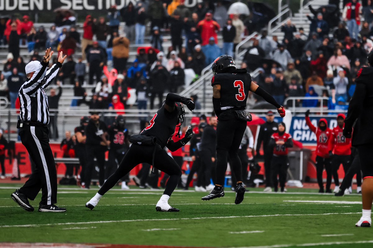 UIWFootball's tweet photo. This is what we do😤

#TheWord | #TakeFlight https://t.co/9TZSEKLgwk