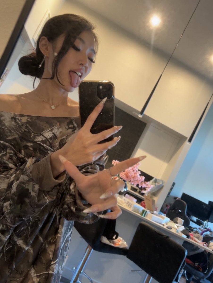 brattyniina's tweet photo. robbing u idiots n my comfy pjs lol https://t.co/FJ2rcrofHK