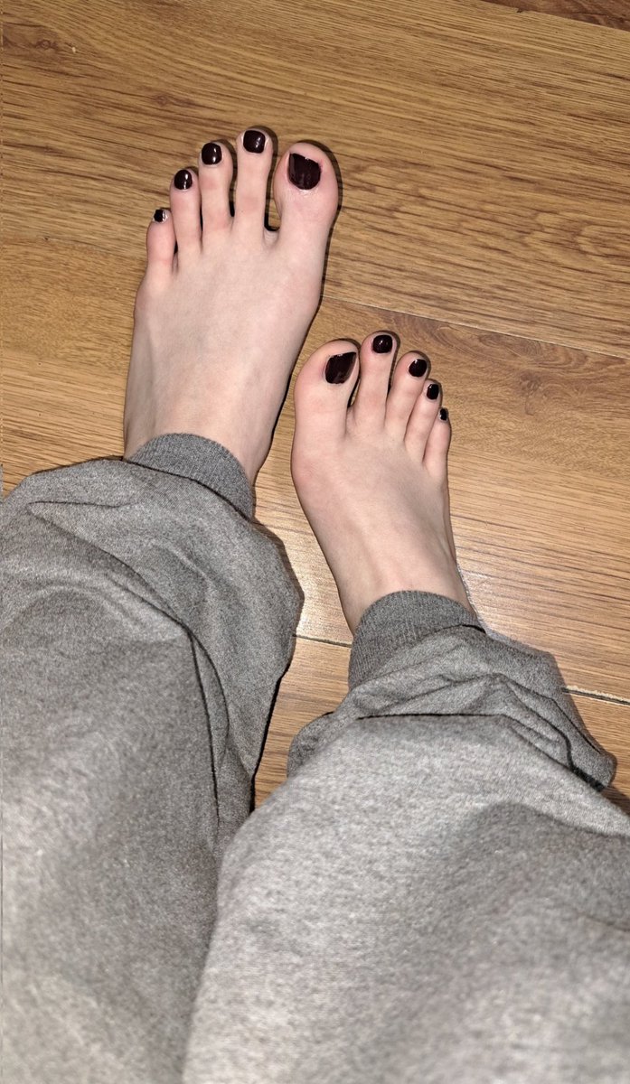 Lieg mir zu Füßen du jämmerlicher Sklave. Na steht er schon hahaha? 
Zeit abzudrücken! 😈
#findom #zahlsklave #Geldherrin #zahlsklave