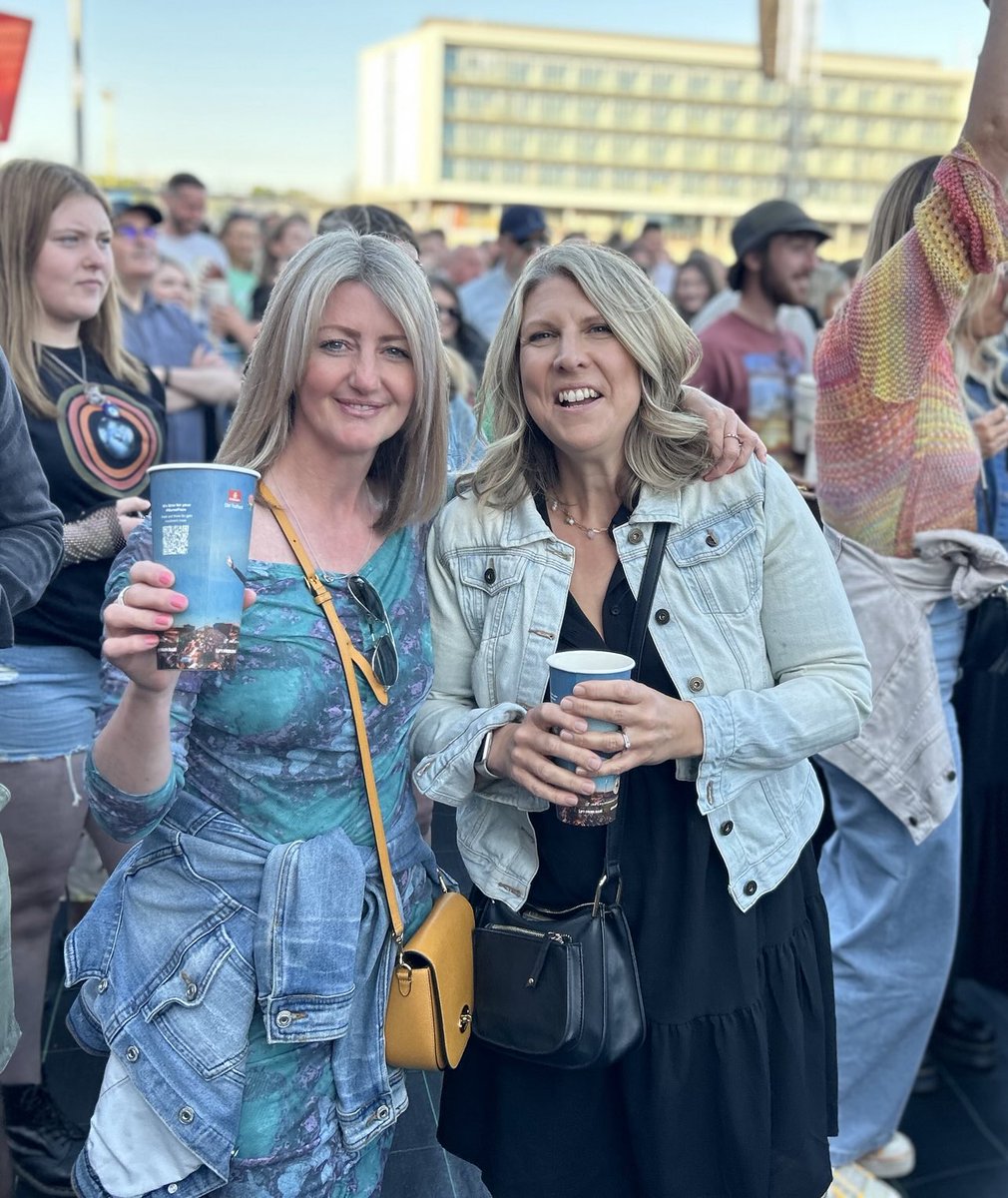 Steph_Athers's tweet image. Artic Monkeys throwback. #summergigs