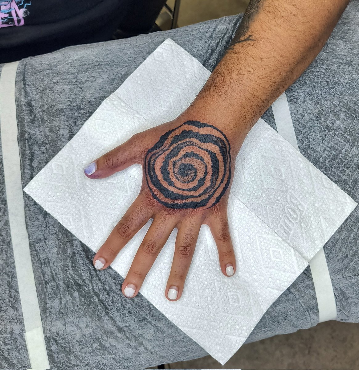 YourParanoia777's tweet photo. New tadoo!
#tattoo #spiral #uzumaki https://t.co/NAz3DRZXcH